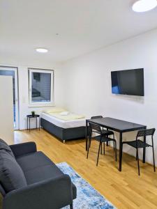 维也纳Vienna´s Danube Apartments的客厅配有沙发、桌子和床。