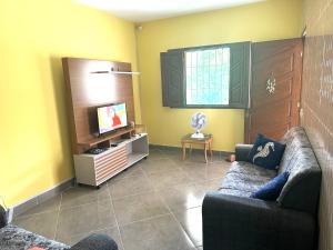 瓜拉派瑞Casa do SOL的带沙发和电视的客厅