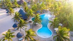 马林迪Ocean Beach Resort & Spa ASTON Collection Hotels的棕榈树度假村泳池的空中景致