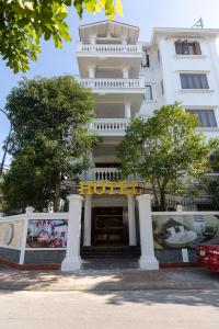 河内Royal Hotel Sài Đồng - Long Biên的前面有酒店标志的建筑