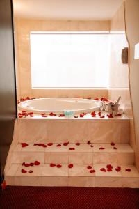 利马Hotel Carrera的地板上的浴室设有红色玫瑰浴缸。