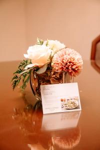 利马Hotel Carrera的花瓶,桌子上放着一张卡片