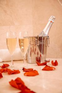 利马Hotel Carrera的两杯葡萄酒和一桶香槟