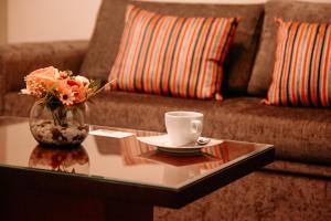 利马Hotel Carrera的咖啡桌,花瓶和咖啡