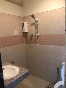 甲米镇Hassana Apartment的带淋浴和盥洗盆的浴室
