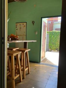 乌拉圭河畔康塞普西翁Hostal - Sueños del Rio的一间厨房,里面配有一张桌子和凳子