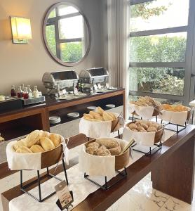 波尔图豪图萨的一张桌子,上面有几个不同种类的面包篮子
