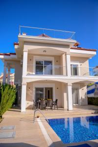 费特希耶Villa Calıs 2的一座大房子,前面设有一个游泳池