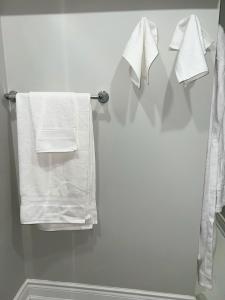 布兰普顿Tosam Luxury Lodge Two Bedroom Suite的浴室设有挂在架子上的白色毛巾