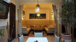 马拉喀什RIAD KALE POLIS的客厅配有沙发和桌子