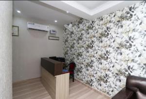 勒克瑙Nilansh homes and hotels的客厅设有花卉图案的墙壁