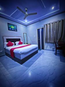 勒克瑙Nilansh homes and hotels的一间卧室配有一张床和吊扇