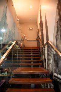 利马阿酷酒店的楼梯,楼内有木头和木楼梯