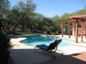 土桑Desert Trails Bed & Breakfast的游泳池前的椅子