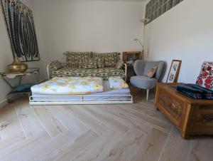 塔拉戈纳La Paloma的一间卧室配有一张床,铺有木地板
