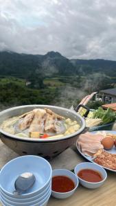 Ban Sakoenภูลังกาซีวิว的餐桌,带一盘食物和盘子