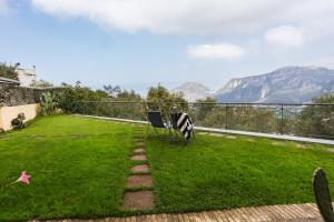 皮雅诺迪索伦托Villa Fanella, between Sorrento & Amalfi的山景花园 - 带椅子
