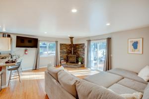 南太浩湖Cozy Lake Tahoe Home with Yard, Near Ski Resorts!的一间带大沙发的客厅和一间厨房