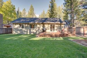 南太浩湖Cozy Lake Tahoe Home with Yard, Near Ski Resorts!的庭院中带甲板的小房子