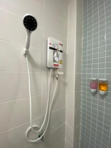 โฮมสเตย์ สุขสำราญ รีสอร์ท的浴室内配有淋浴和吹风机