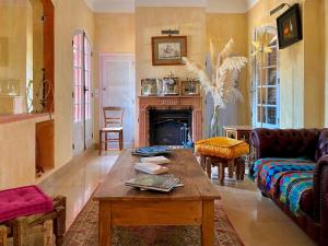 卡利昂Domaine De Sainte Annette的客厅配有沙发和桌子