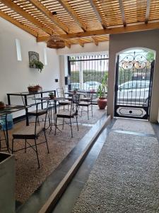 萨尔塔Posada del Cerro的一间带桌椅和玻璃门的用餐室