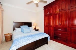 普拉亚埃尔莫萨Casa Q - Bella Vista的一间卧室配有一张带木制梳妆台的床