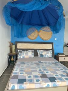 Acouala maison du nord的一间卧室配有一张蓝色墙壁的床