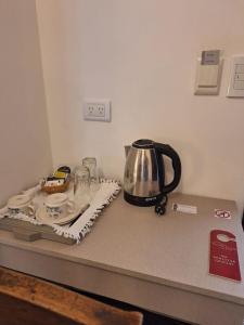 萨尔塔Posada del Cerro的厨房台面上配有茶壶