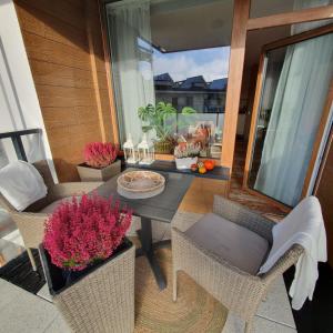 米兹多洛杰Bel Mare Resort ekskluzywny apartament dla wymagających klientów的一个带桌椅的庭院和一个窗户。