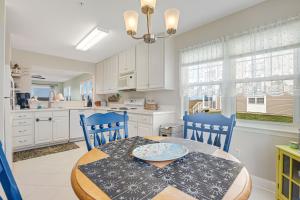 欧申维尤Bethany Bay -- 37185 Harbor #3602的厨房配有桌子和两把蓝色椅子,设有用餐室。