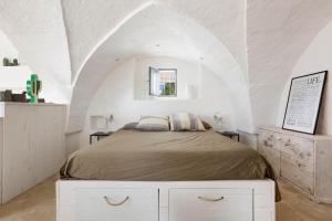 圣维托诺曼Lamia Madreperla by BarbarHouse的一间白色客房内的床铺卧室