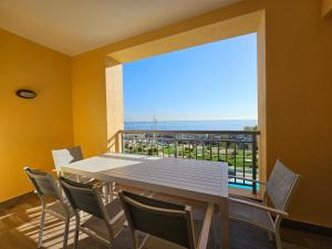 帕切维拉Stunning Seafront Portomaso Apartment的一间带桌椅和大窗户的用餐室