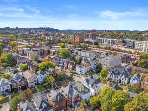 匹兹堡Shadyside, Pittsburgh, Modern and Unique 1 Bedroom Unit6 with Free Parking的城市空中景观和建筑