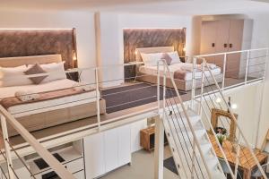 米兰Milan Retreats Brera的带两张床和楼梯的房间