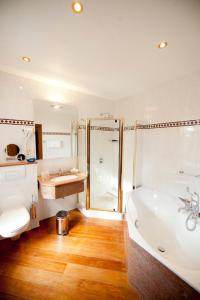 福维莱尔斯德斯特艾恩查安斯庄园酒店的带浴缸、淋浴和盥洗盆的浴室
