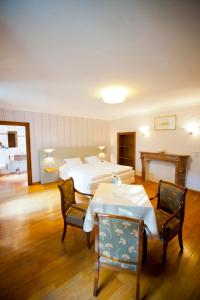 福维莱尔斯德斯特艾恩查安斯庄园酒店的酒店客房带一张床、一张桌子和椅子