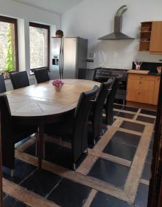 MarchinGranny Cottage.的厨房配有木桌和黑色椅子