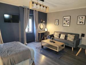 莫桑莱阿尔皮莱路塔伦酒店的一间卧室配有一张床、一张沙发和一张桌子