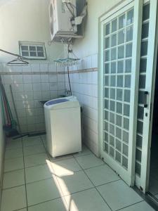 库亚巴Casa 3 suítes no centro de Cuiabá的一间在房间内有垃圾桶的浴室