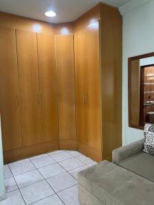 库亚巴Casa 3 suítes no centro de Cuiabá的客厅配有木制橱柜和沙发。