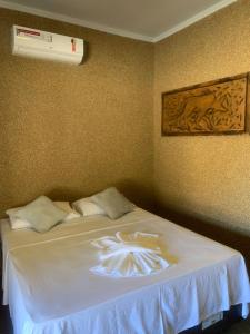 德尔菲诺波利斯pousada solar da canastra的一间卧室配有一张带白色毯子的床