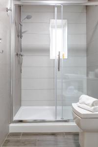 卡迪夫Modern Apartments Near Cardiff City Centre的浴室里设有玻璃门淋浴