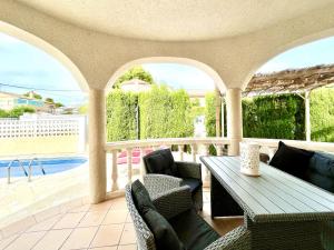 拉梅特拉·德·玛尔Villa Avondale 3bedroom villa with air-conditioning & private swimming pool的一个带桌椅的庭院和一个游泳池