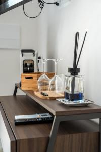 奥特朗托Murieri Rooms的一张桌子、眼镜和咖啡壶
