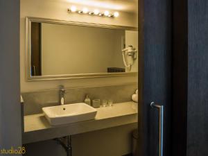 派尔努Studio28 Boutique Rooms的一间带水槽和镜子的浴室