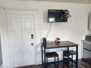 曼切斯特Street side studio apartment的一间房间,墙上设有一张桌子和一台电视机