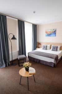 利沃夫Nota Bene Loft的酒店客房配有一张床铺和一张桌子。