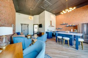 Idyllic Biggsville Vacation Rental 10 Mi to River的客厅配有蓝色的家具和砖墙