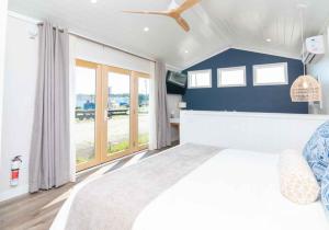 Summerland KeySun Outdoors Sugarloaf Key的一间卧室设有一张蓝色墙壁的大床